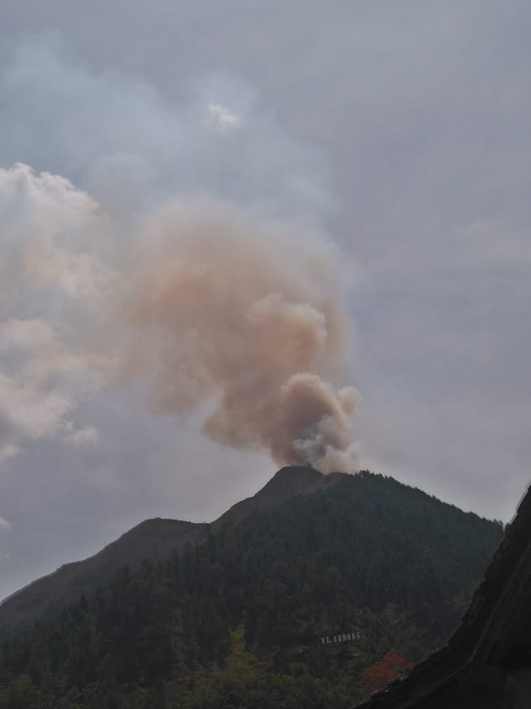 Innalillahi wainna ilaihi roji'un
Telah berpulang keharibaan Allah SWT sebagai pahlawan, dia gugur ketika bertugas, berusaha memadamkan kebakaran di Gunung Andong tadi siang. 

Nama:Ikhsan Nurrohim
Umur:19 th
Alamat:Dsn Gogik,Ds Girirejo,Kec, Ngablak,Magelang

Cc: @BPBDMagelang