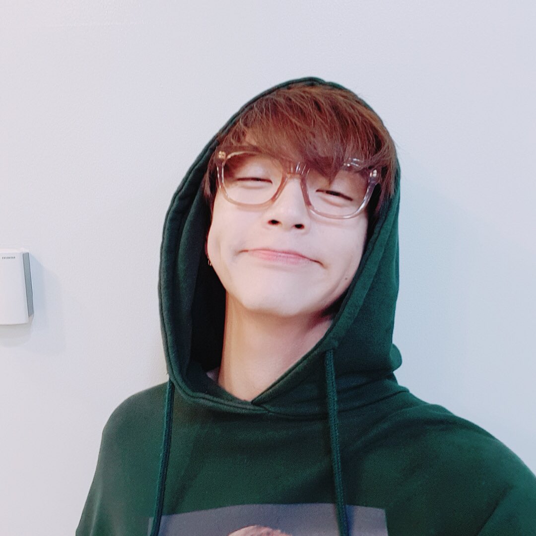 NFlyingofficial's tweet photo. 여러분 한 얼간이가 보낸 추석!! 한 번 보실라우~~~~?(찡 긋)
#두_얼간이 #김재현 #차훈 #유튜브 #크리에이터 #추석 #당구 #유회승 #미안해 #짜파게티 #만화 #하얗게 #불태웠다
https://t.co/CwbktlYqaI https://t.co/cUXrLuyl7i