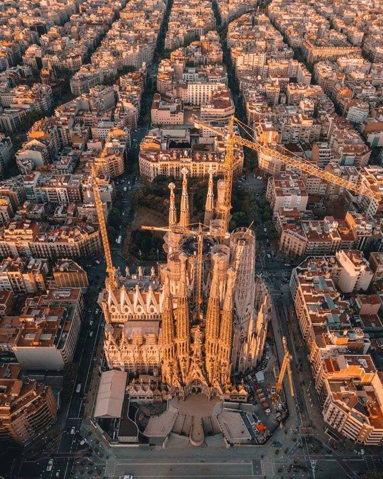 fromtheworld2's tweet photo. مدينة ⁧برشلونة⁩ الإسبانية تمتلك طابعاً عمرانياً مميزاً يحمل صفة التناسق.

' https://t.co/aIf7mBRQ5P