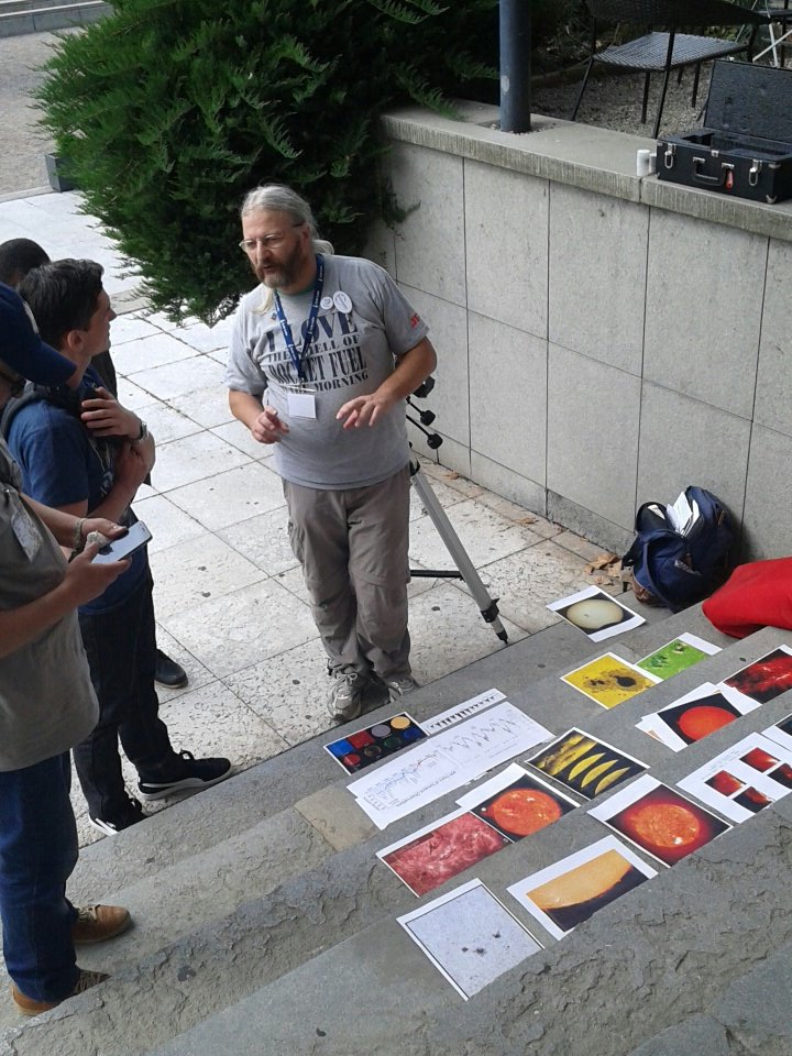 ScienceShortcut's tweet photo. La #WikiConvFR2018, c'est aussi l'occasion d'échanges passionnants ! Pendant la pause repas, @Eric38fr propose aux curieux de plonger dans son télescope pour tenter d'apercevoir le #Soleil au travers des nuages ! #CSTgre @wikiconvention https://t.co/yuUDtr0MkU