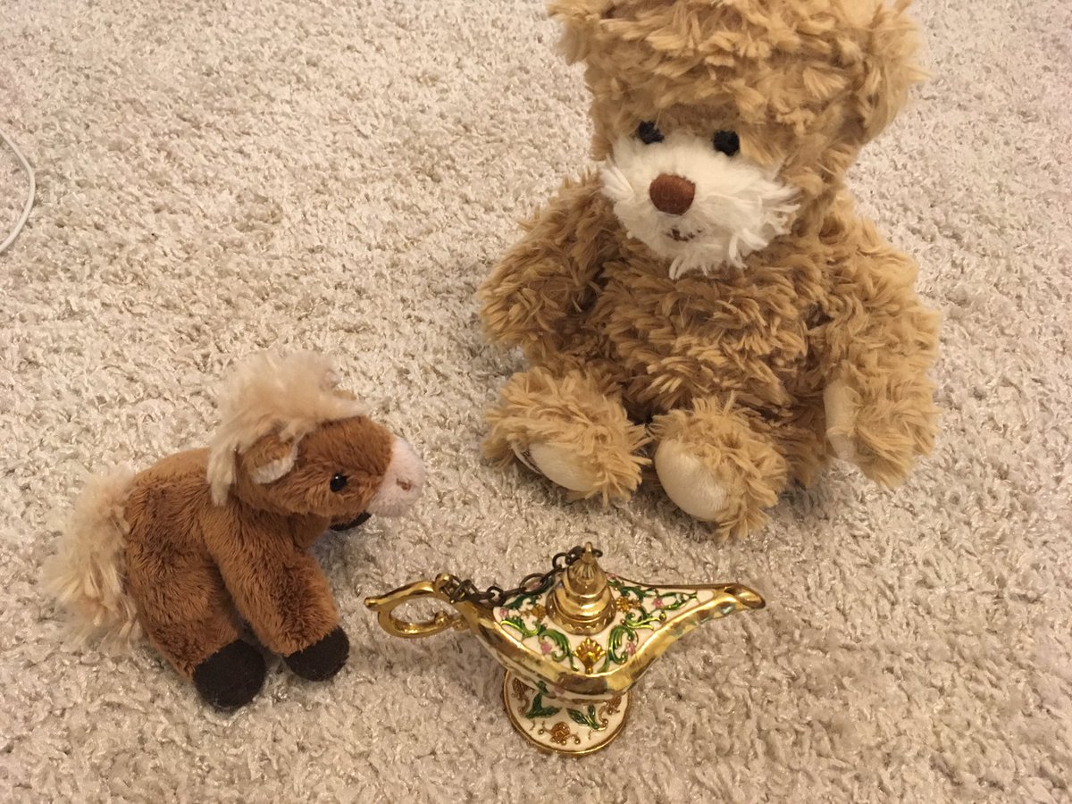 re_cuna_'s tweet photo. 🐻🐴< これは何ですか？
👩< 魔法のランプだよ 願い事が叶う魔法のランプだよ💫くまちゃんのお願い事は？
🐻< わんちゃん🐶とうさぎさん🐰とお友達になりたいですっ✨
ドロンっ☁️🧞‍♂️☁️
🧞‍♂️< 叶えてあげよう！しばし待つのだ😤

#BUKOWSKIdesign #ブコウスキー #BUKOWSKI #ぬいぐるみ https://t.co/0DI8e9Q24Q