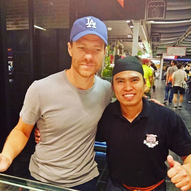 KaguraExpress's tweet photo. Hemos recibido la visita de @xabialonso en #kaguraexpress en el @mercadosananton ⚽️🍜🍣 https://t.co/JuFksJWJaK https://t.co/r9vYTebTa9
