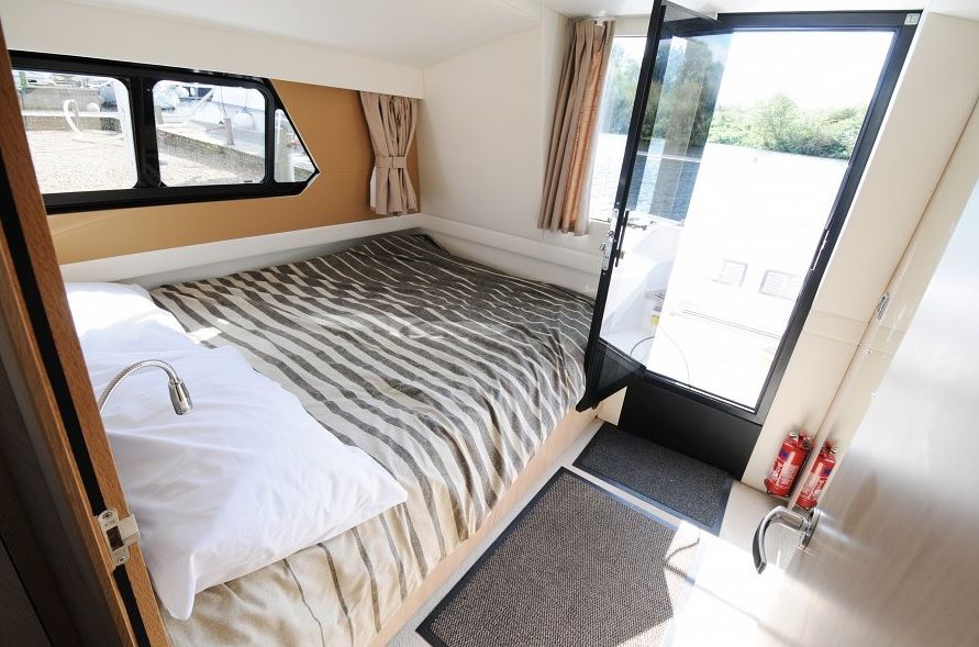 Last chance to book a Bolero this season! 

It’s classic appearance gives way to a fashionable and spacious interior.

Sunlight streams into the cabin through the saloon's split-sliding canopy.

broomboatingholidays.com/broom-bolero.p… 

#NorfolkBroads 
#Boating