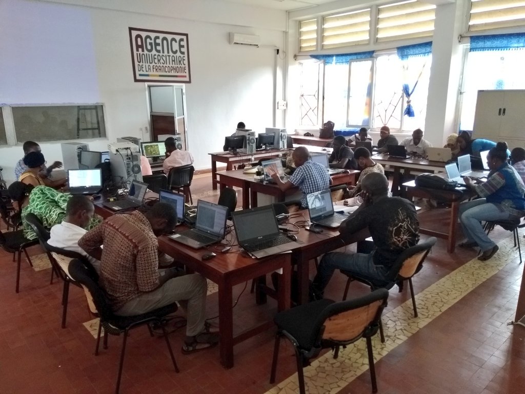SeverinGeo's tweet photo. #ActionOsmGn2018 jour 5 au #CNF de #Conakry #mapathon sur https://t.co/cwUBW3zPI2 création mais aussi correction #OpenData #OpenStreetMap par 25 bénéficiaires, en musique avec notre DJ de #Yopougon ! #Francophonie #leslibresgeographes #Map4Gn https://t.co/0Pa7fJINm3