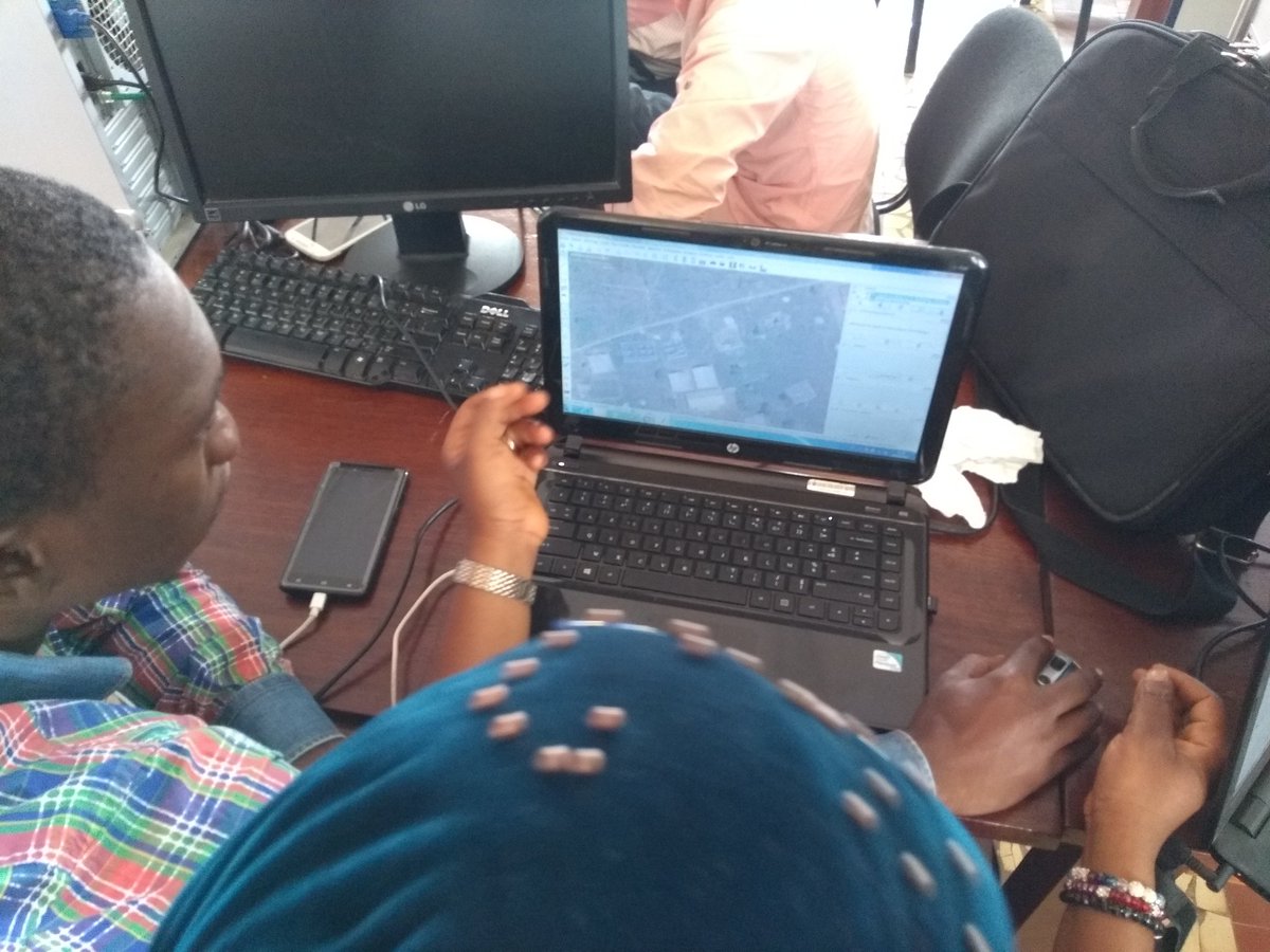 SeverinGeo's tweet photo. #ActionOsmGn2018 jour 5 au #CNF de #Conakry #mapathon sur https://t.co/cwUBW3zPI2 création mais aussi correction #OpenData #OpenStreetMap par 25 bénéficiaires, en musique avec notre DJ de #Yopougon ! #Francophonie #leslibresgeographes #Map4Gn https://t.co/0Pa7fJINm3