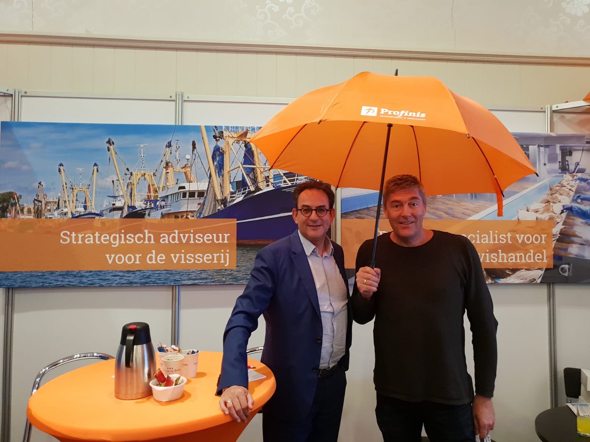 Schipper <a href="/jandeboeruk33/">jandeboeruk33</a> van de UK33 krijgt zijn gewonnen Profinis paraplu overhandigd door <a href="/MeindertHoefnag/">Meindert Hoefnagel</a> tijdens het <a href="/FisheriesEvent/">Holland Fisheries</a>. Nogmaals gefeliciteerd! 

PS VOLG ons op twitter voor meer leuke acties en actualiteiten.