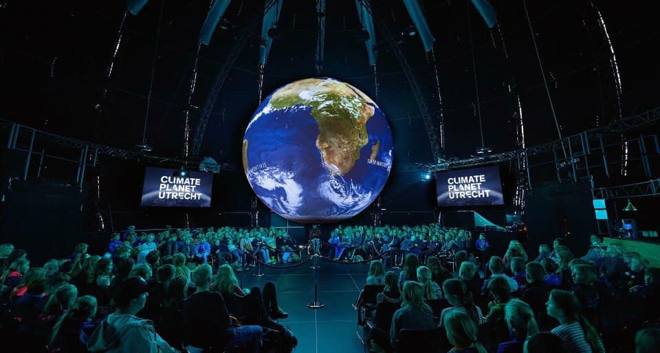 MrMachteld's tweet photo. Vanaf vanavond staat @ClimatePlanetNL in Utrecht! Hier worden activiteiten georganiseerd rondom de Global Goals van de VN! Deze 17 werelddoelen gaan oa over duurzaamheid, gezondheid en gelijkheid. Wij zijn als @ATOsborneNL trotse sponsor!
#climateplanet #atosborne #duurzaamheid https://t.co/LOf5C60gM9