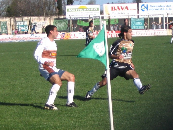 emiliano_2026's tweet photo. 24/09/2005, por la 8° fecha de la "B" Metropolitana 2005/06, en el "Estadio Eva Perón":
Sarmiento 1 (Mauricio Ferradas)
Platense 2 ("Kike" Álvarez y Pablo "Mago" González)
La imágen de @Guille0606 y Mauricio Ferradas en lo que fue el último triunfo de Platense en Junín. https://t.co/IjkvszxYeL