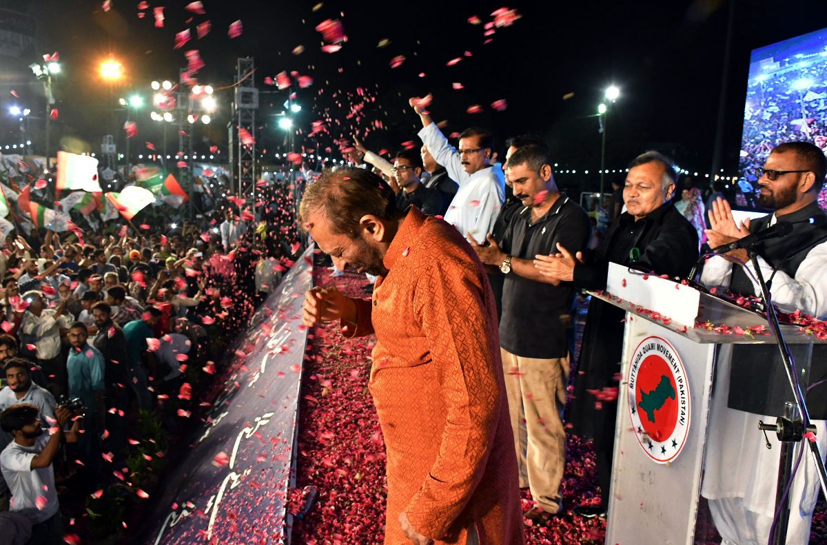 irumfarooqui2's tweet photo. میں جھکا نہیں، میں بکا نہیں۔۔
کہیں چھپ چھپا کے کھڑا نہیں۔۔
جو ڈٹے ہوئے ہیں محاذ پر،
مجھے ان صفوں میں تلاش کر۔۔۔
مہاجر قوم کی ایک عظیم شخصیت،
ڈاکٹر فاروق ستار بھائی ❤️
#MyLeaderMyPride ✌️
#WeStandWithDFS ✊
@DFSMQM https://t.co/LYYY4ZVD4s