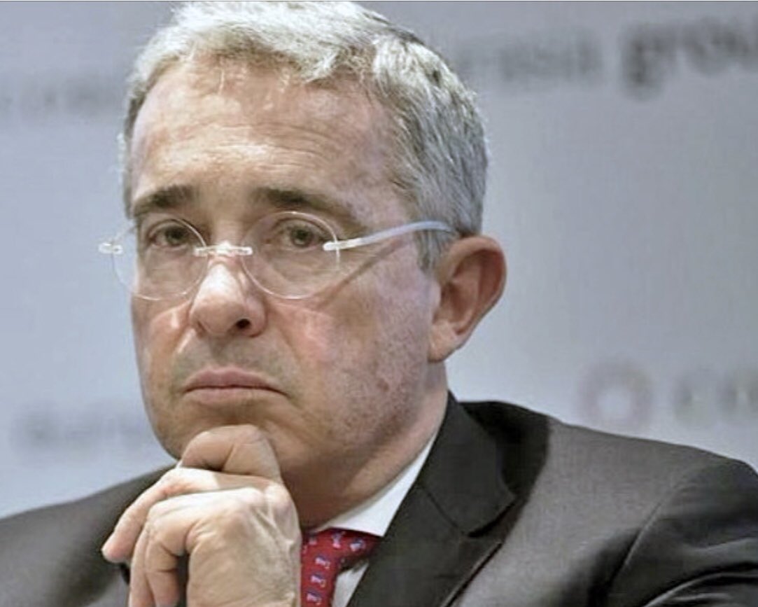VickyDavilaH's tweet photo. VIDEO: 17 Nov 2017, Movistar dice que uno de los teléfonos consultados es de Uribe, 19 feb 2018 policía judicial alerta a la corte, 7 marzo inicia interceptación, 4 de abril corte ordena acabar con interceptación, 9 de abril termina interceptación https://t.co/xki3B6ghOd  opina https://t.co/oZE3r0550L