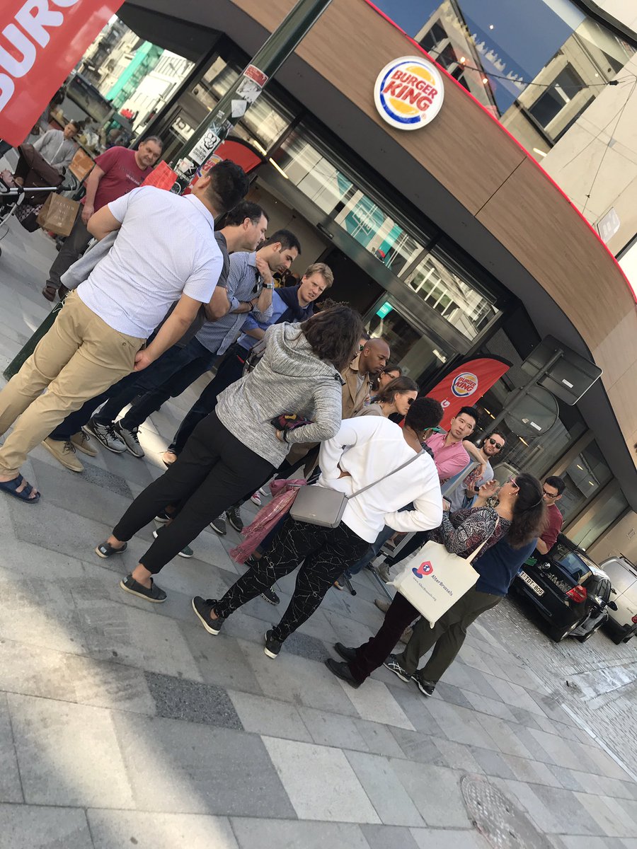 Même les guides touristiques s’arrêtent devant les nouveaux lieux emblématiques de bruxelles ! 😂@BurgerKingBE_FR