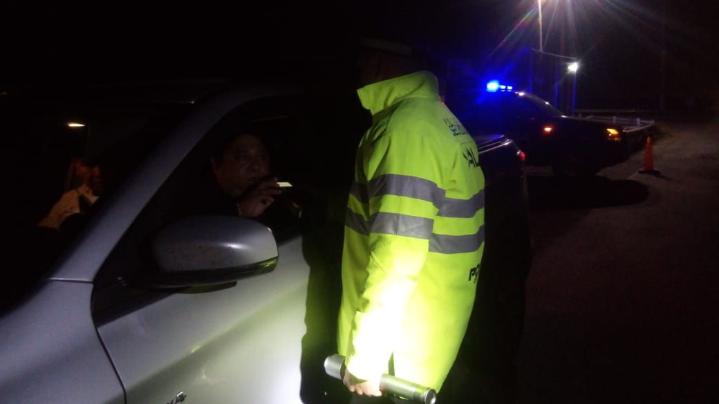 RedSegVial's tweet photo. 👉 La #PSV realizó controles de alcoholemia en #RN9 #KM360 localidad de #Correa
Resultados:
🚘25 vehículos controlados
📃02 actas labradas y retención de registro de conducir
🥃02 casos de alcoholemia positiva (1,77gr/lt y 1.21 gr/lt)
#Máscontrol es #Masprotección https://t.co/nLGgMkmPFU