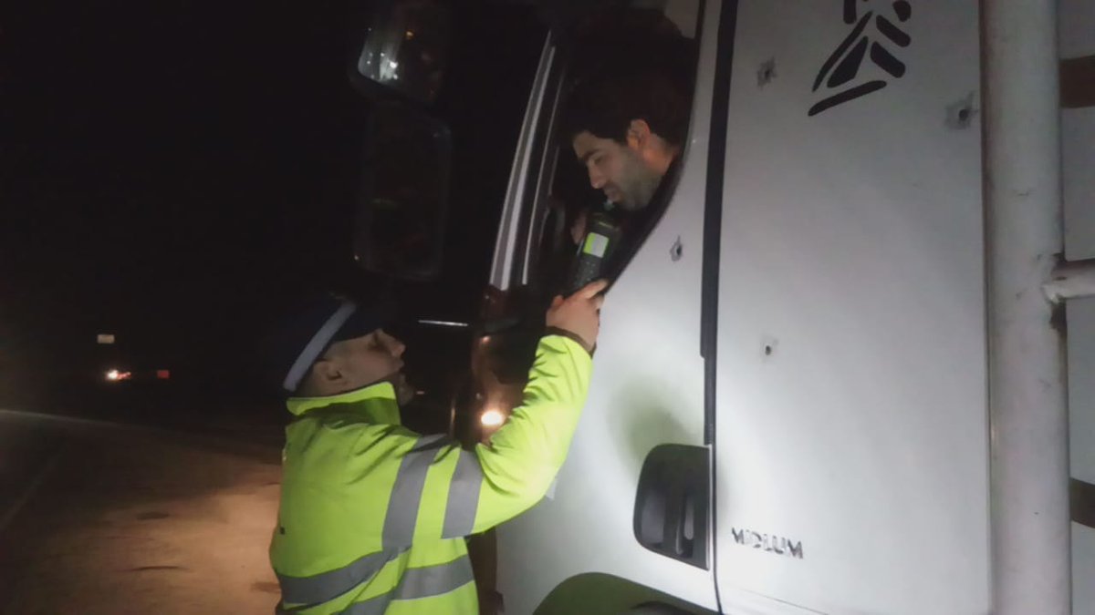 RedSegVial's tweet photo. 👉 La #PSV realizó controles de alcoholemia en #RN9 #KM360 localidad de #Correa
Resultados:
🚘25 vehículos controlados
📃02 actas labradas y retención de registro de conducir
🥃02 casos de alcoholemia positiva (1,77gr/lt y 1.21 gr/lt)
#Máscontrol es #Masprotección https://t.co/nLGgMkmPFU