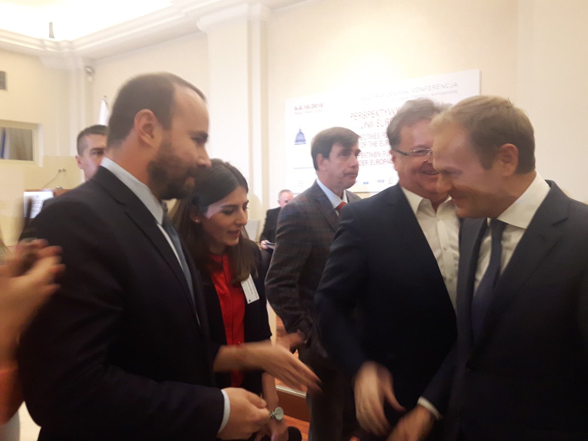 BuszekArtur's tweet photo. Dzisiejsze spotkanie i spacer z Przewodniczącym Rady Europejskiej @eucopresident w Krakowie - #Europa to nasze wspólne zadanie! https://t.co/GGqdmH944I
