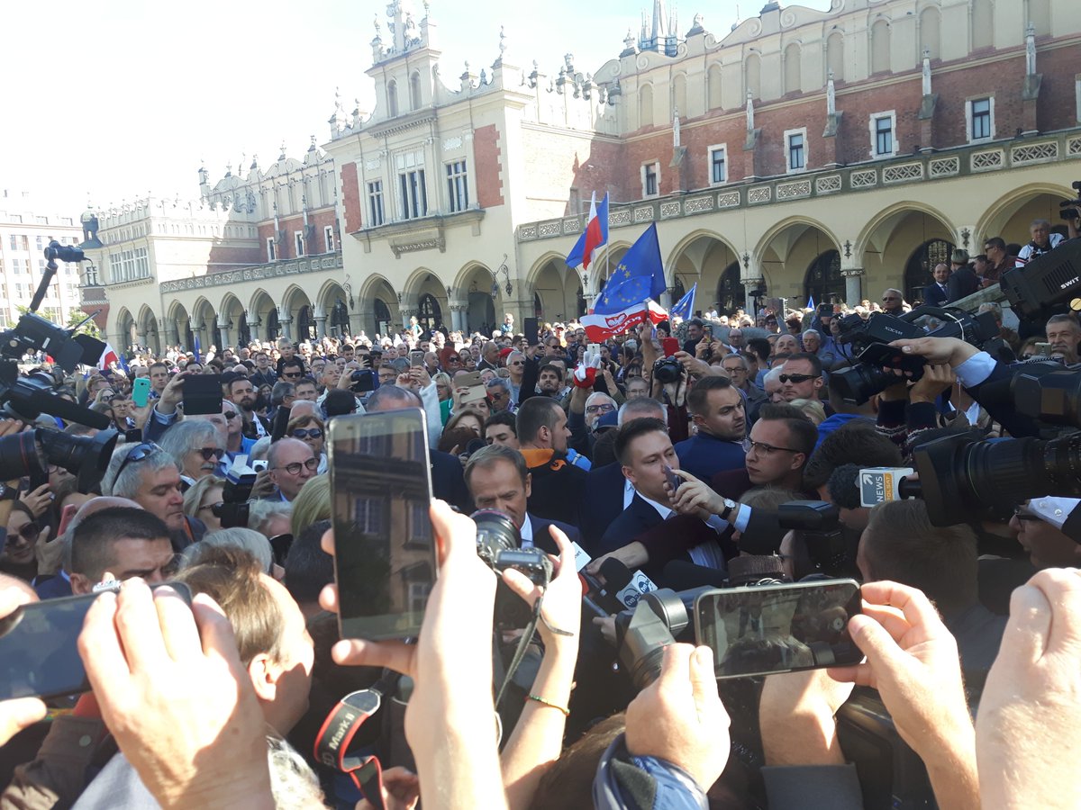 BuszekArtur's tweet photo. Dzisiejsze spotkanie i spacer z Przewodniczącym Rady Europejskiej @eucopresident w Krakowie - #Europa to nasze wspólne zadanie! https://t.co/GGqdmH944I