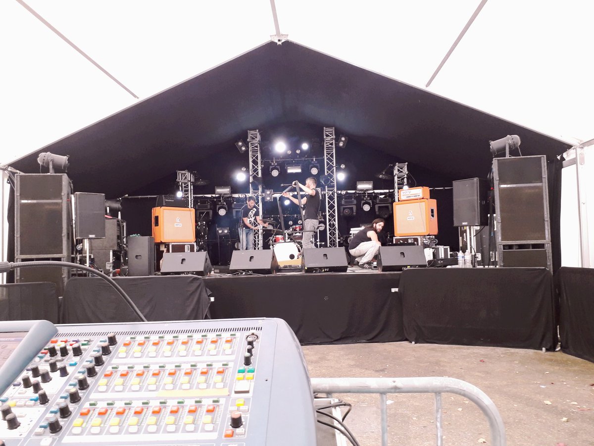 WallackBand's tweet photo. On stage at 00h15 ! #lesexpressifs #wallack #StonerRock https://t.co/1kWrICvlNL