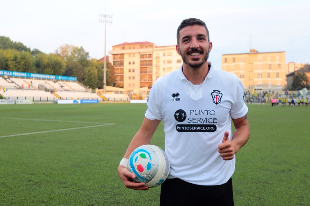ProVercelli1892's tweet photo. Il nostro CLAUDIO MORRA stavolta l'ha portata a casa ⚽️ #PrvCar #tripletta #hattrick https://t.co/LojBHBVEdY