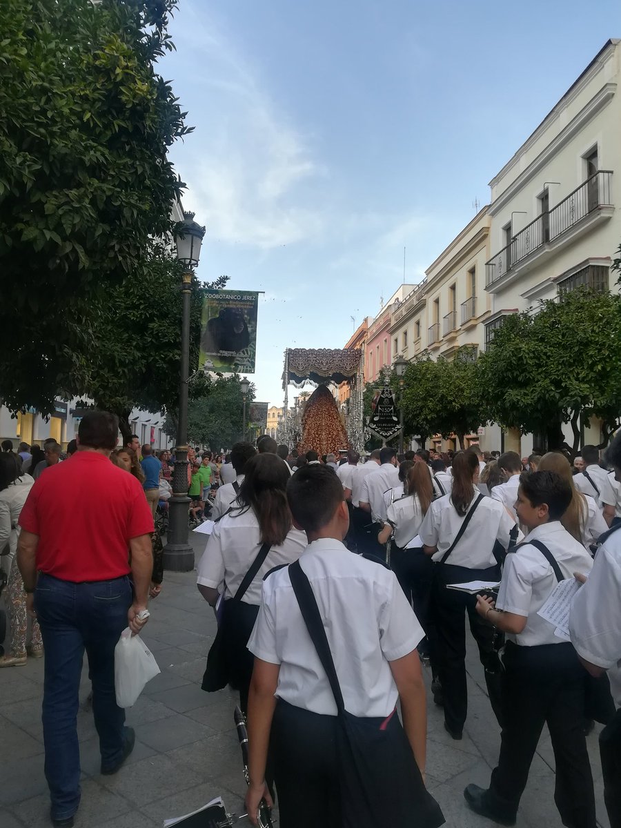 AFBMPalomares's tweet photo. Avanzamos por Calle Larga hacia la Plaza del Banco con las marchas "Coronación de la Macarena" y "La Gracia de María" @HermandadCristo #Jerez #RegresoaSanTelmo https://t.co/Rqeo1qepuZ