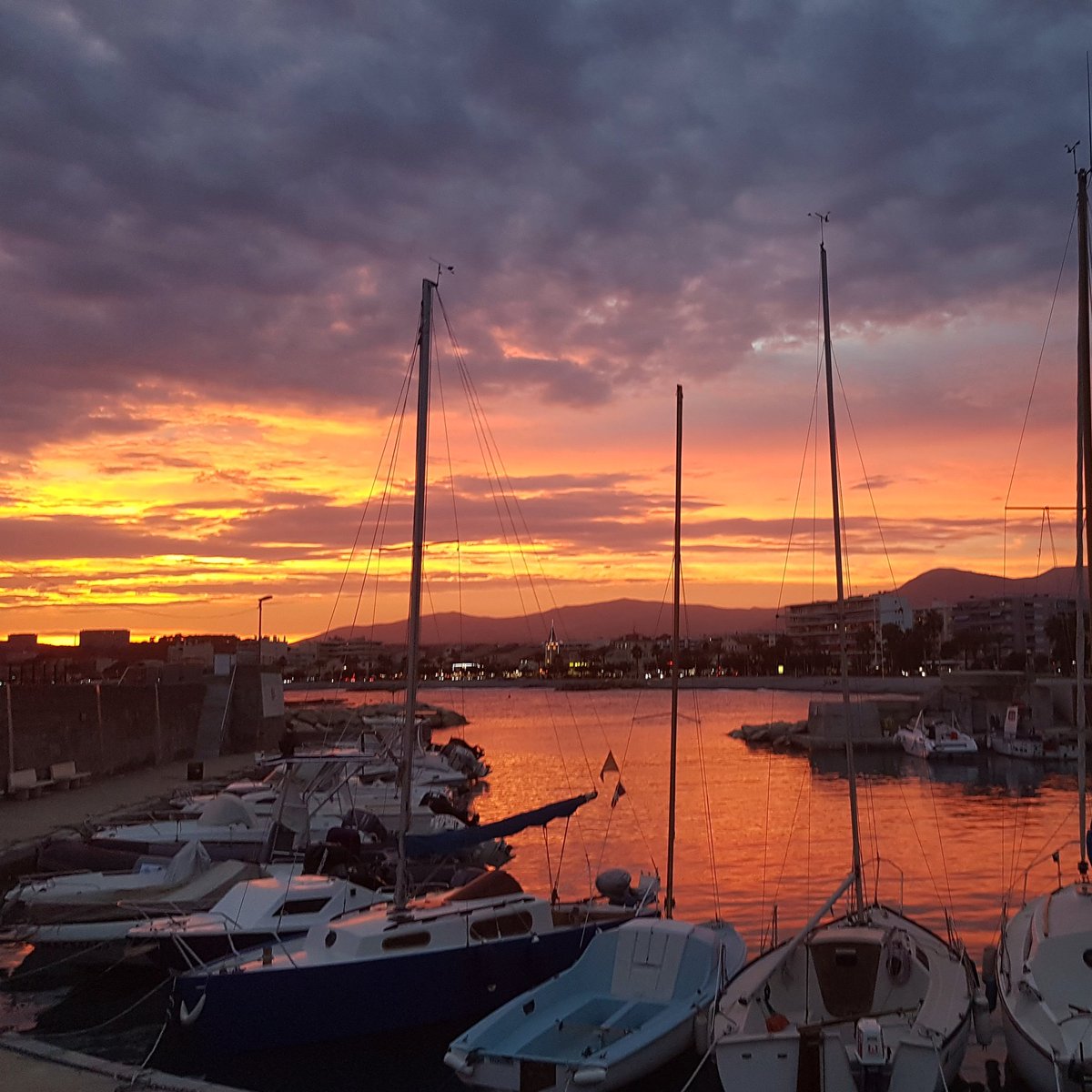 odilonlegrillon's tweet photo. #CotedAzurFrance #sunsets https://t.co/YWScssTJv0