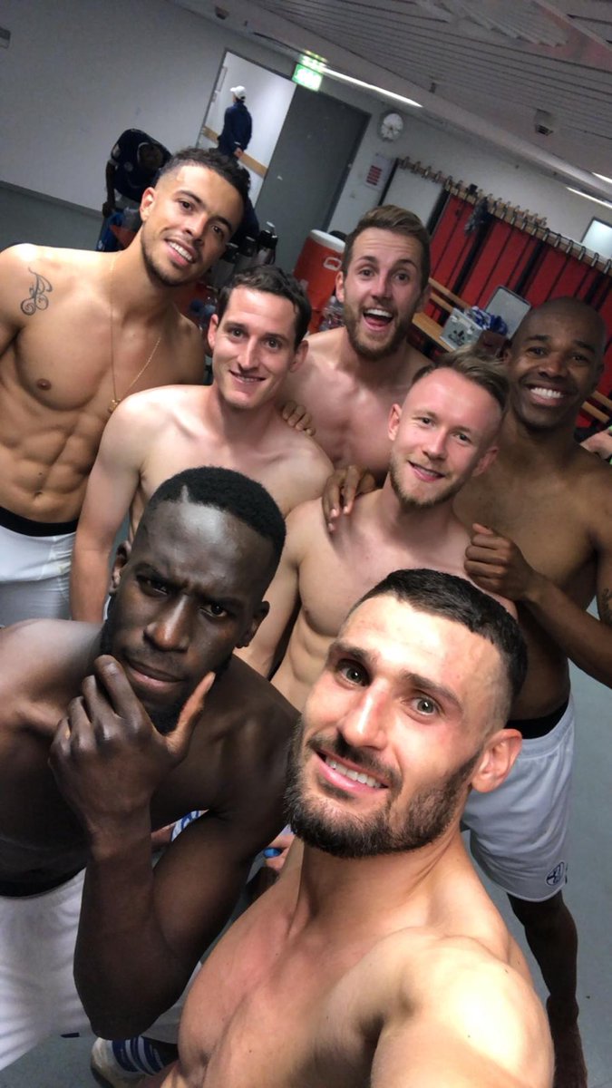 fdisanto9's tweet photo. Glücklich über die drei Punkte! Wir wachsen weiter! 🔵⚪️🙌
#FDS9 #S04 #FCSchalke #Bundesliga #auswärtsieg @s04 @Bundesliga_DE https://t.co/CNJMgPo41e