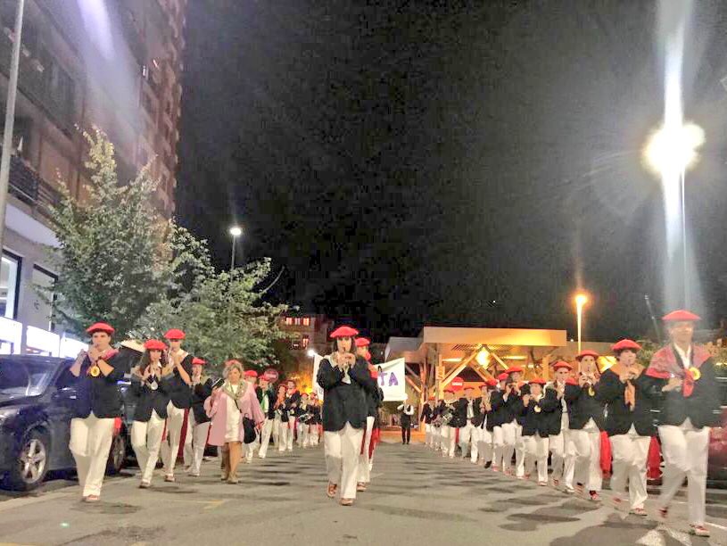 Eva_2909's tweet photo. Maritxuren miraria: Hondarribiko alarde parekidea Arrasateko kaleetan! #MaritxuKajoi2018 #mkj2018 #miraria #Arrasate 
Gora Maritxu Kajoi! @maritxukajoi 
Gora Jaizkibel!  @Jaizkibel6 
🙋🏽‍♀️ALARDEA PAREKIDEA IZANGO DA EDO EZ DA IZANGO! https://t.co/DMqx8c56uk