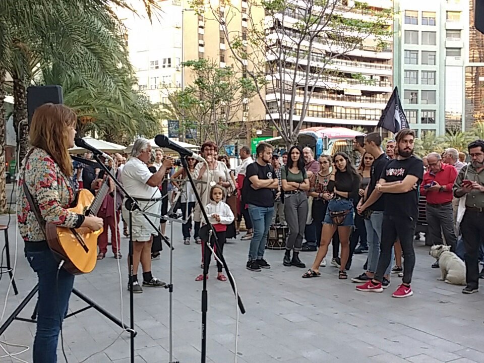 TioCuc's tweet photo. Comencem l'homenatge a #MiquelGrau amb Clara Andrés i el ball de gegantets de la @CollaCorball omplim el centre d'#Alacant de memòria, veritat i dignitat https://t.co/yK2Gq6Qjl9