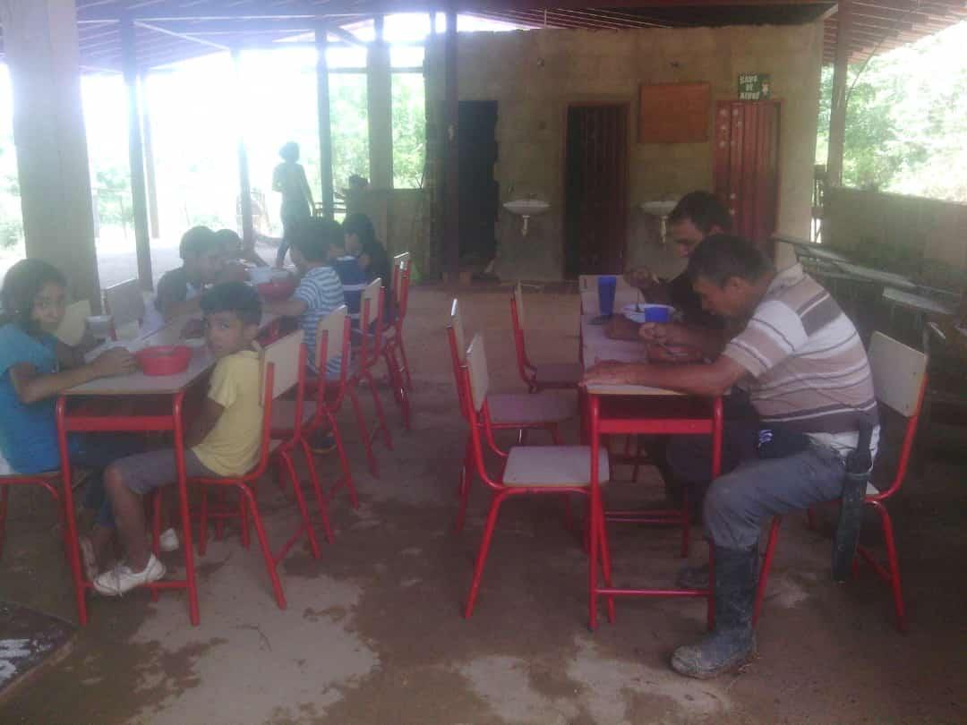 UEMDrSDM's tweet photo. Degustando un Rico sancocho en medio de la jornada de Mantenimiento Escolar involucrando Escuela-Familia-Comunidad en La UEM Dr Samuel Darío Maldonado Anexo Los Tanques - Circuito Educativo #VenezuelaEsPazYSolidaridad @charlychaves @psuvaristobulo @carrilloalcald1 @JeanGarcia82 https://t.co/TcArfdHYN9