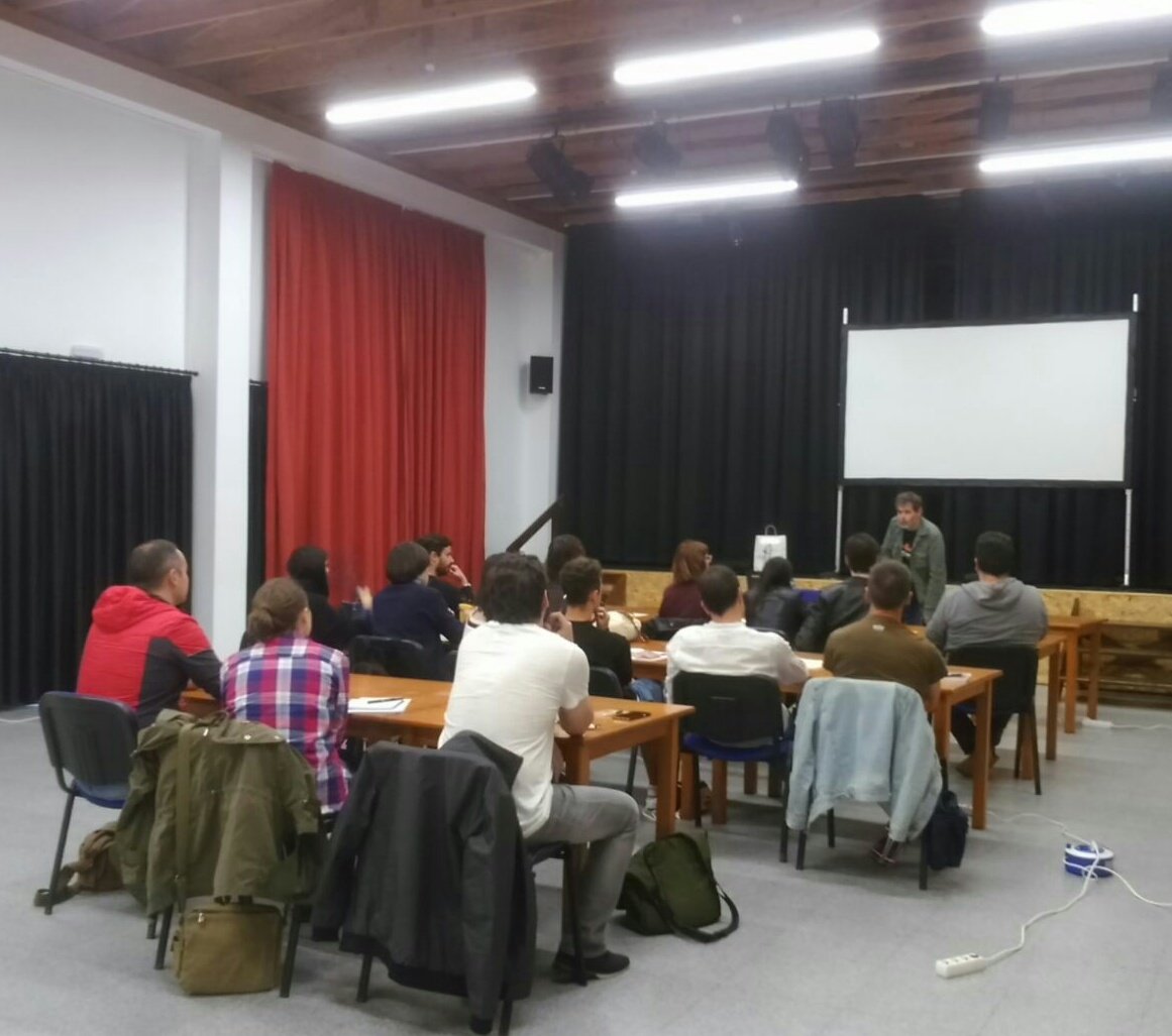 Senunpeso_AC's tweet photo. Así foi o primeiro día do obradoiro 'Enfocando a dirección', impartido por @jorgecoira
#LAVmov https://t.co/3tRNEBUEzI