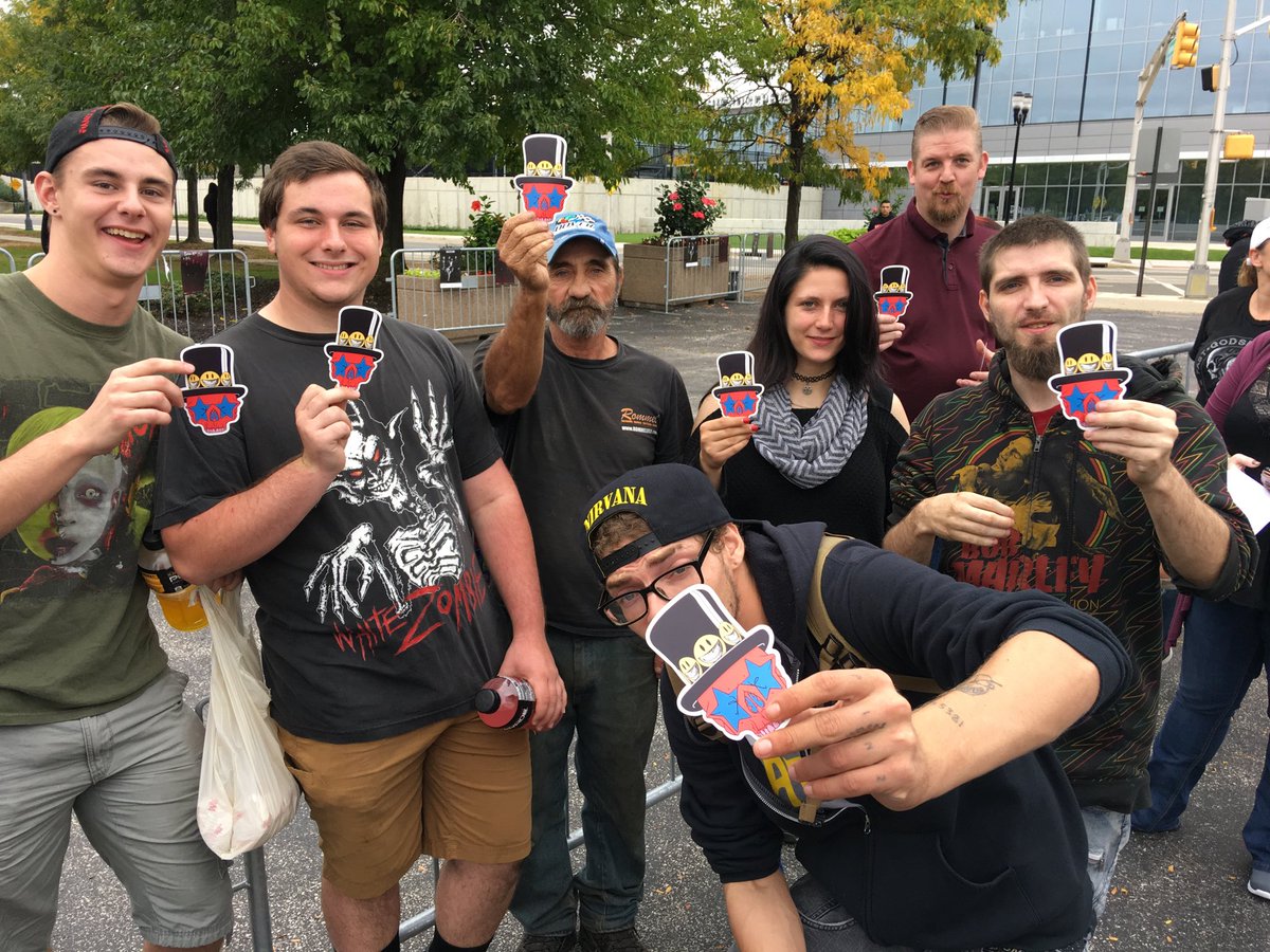 Lots of love for ⁦<a href="/Slash/">Slash</a>⁩ and ⁦<a href="/MylesKennedy/">Myles Kennedy</a>⁩ today at Rock Allegiance!! ⁦<a href="/RRRoadCrew/">Roadrunner Road Crew</a>⁩