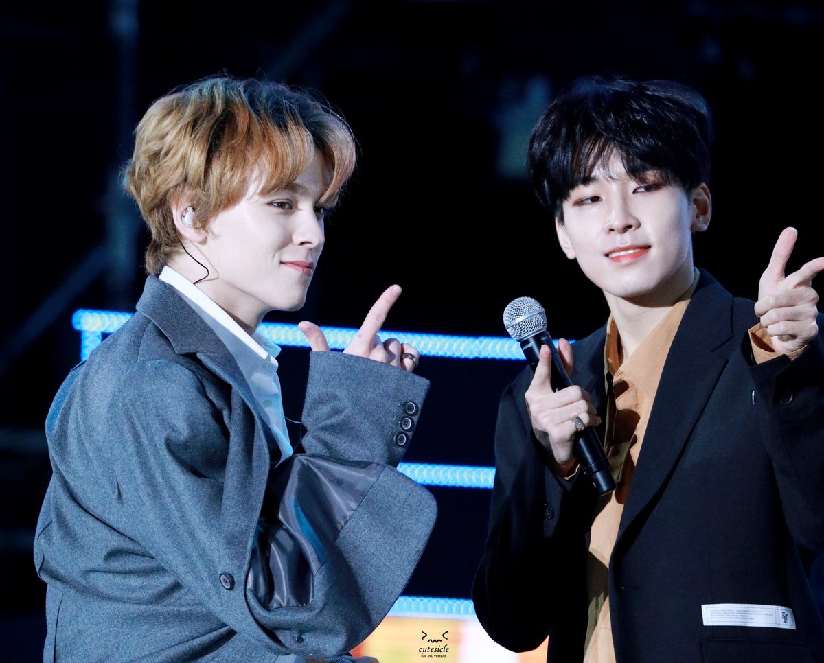 VernonSpain's tweet photo. 📷[FOTO]
181006 || #Vernon con #Wonwoo en el concierto del 'Ideal Cut' en Taipei. 
©cutesicle_

#SEVENTEEN #세븐틴 #버논 #IDEALCUTinTPE https://t.co/0CaDsYBQ6F