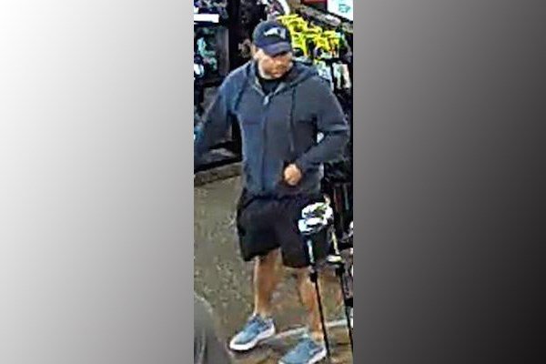 BarrieToday's tweet photo. Can you identify this suspect? He may be a golf fan https://t.co/EEQK1wprP7 https://t.co/cfNjYGbsrs