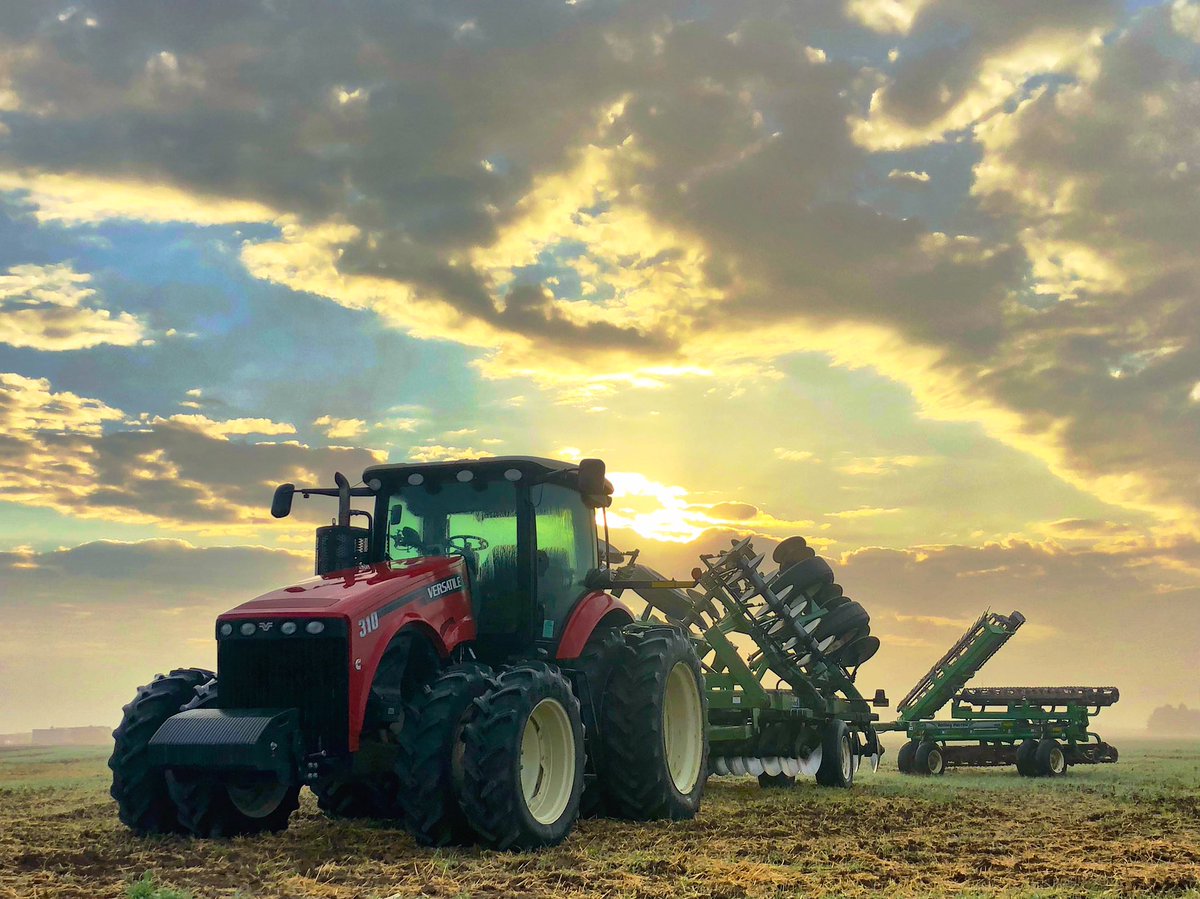 N_Groff's tweet photo. Quite the sunrise to mark one year at the farm. #Nampa #Idaho https://t.co/ECsaT1aczh