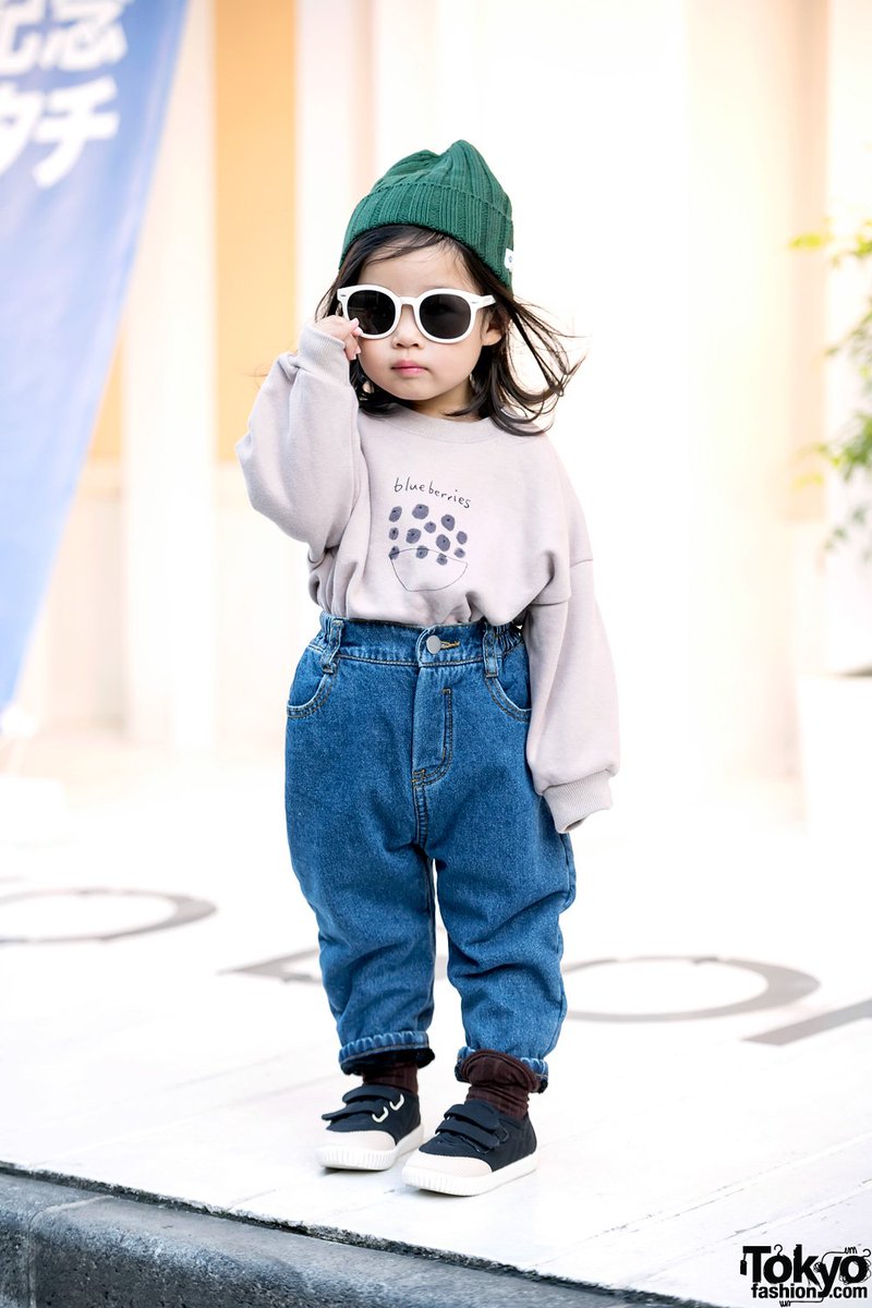 TokyoFashion's tweet photo. We met 2-year-old Xintong in front of the famous Tokyo Bopper boutique in Harajuku today. Her family told us that she is originally from China. Her adorable style was literally stopping traffic on Cat Street #原宿 https://t.co/QEOQjwYZdN https://t.co/zCtE5bP07G