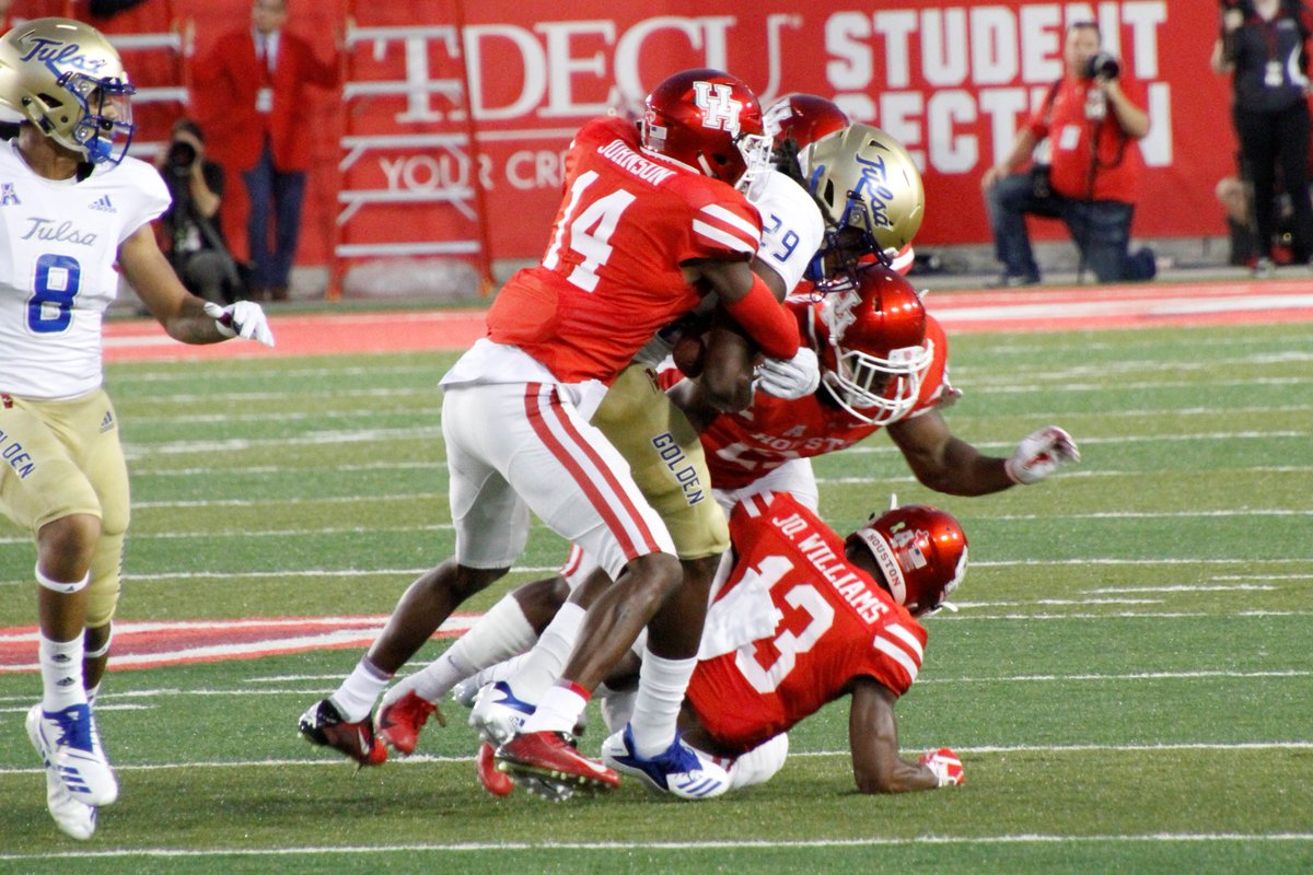 LifeOfMarioP's tweet photo. Defense wins championships! @_bigplayzay and friends making a stop during the UH 41-26 victory over Tulsa. #GoCoogs #HTownTakeover #Houston https://t.co/iZbaWt09ud