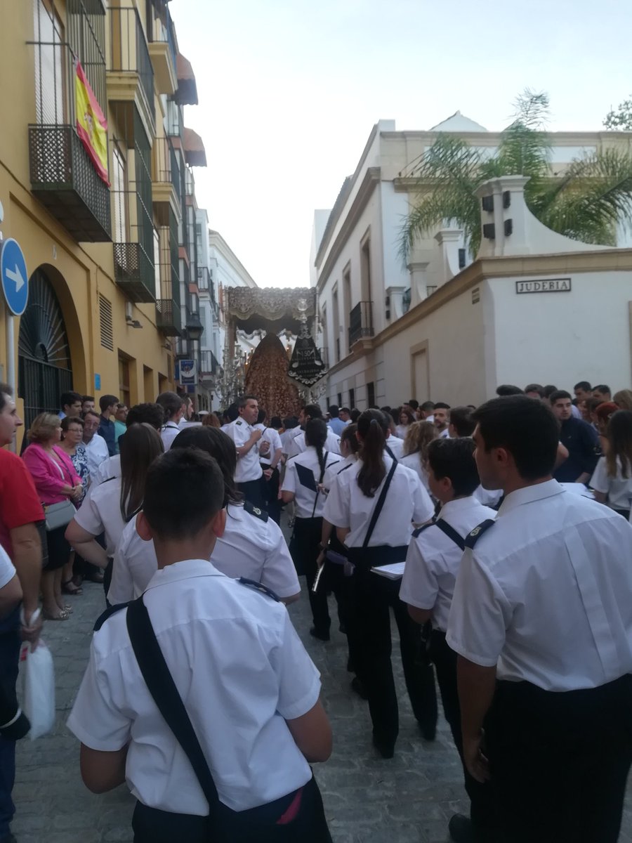 AFBMPalomares's tweet photo. Suenan "Virgen del Rosario" del jerezano Germán A. Beigbeder y "Macarena" de E. Cebrián por Calle Eguilaz haca Tornería @HermandadCristo #Jerez #RegresoaSanTelmo https://t.co/TJLhluOf8w