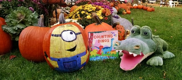 EricPinder's tweet photo. Selling books is easier when the author's table is set up right next to helpful Minions. https://t.co/1k8aN1HtnL