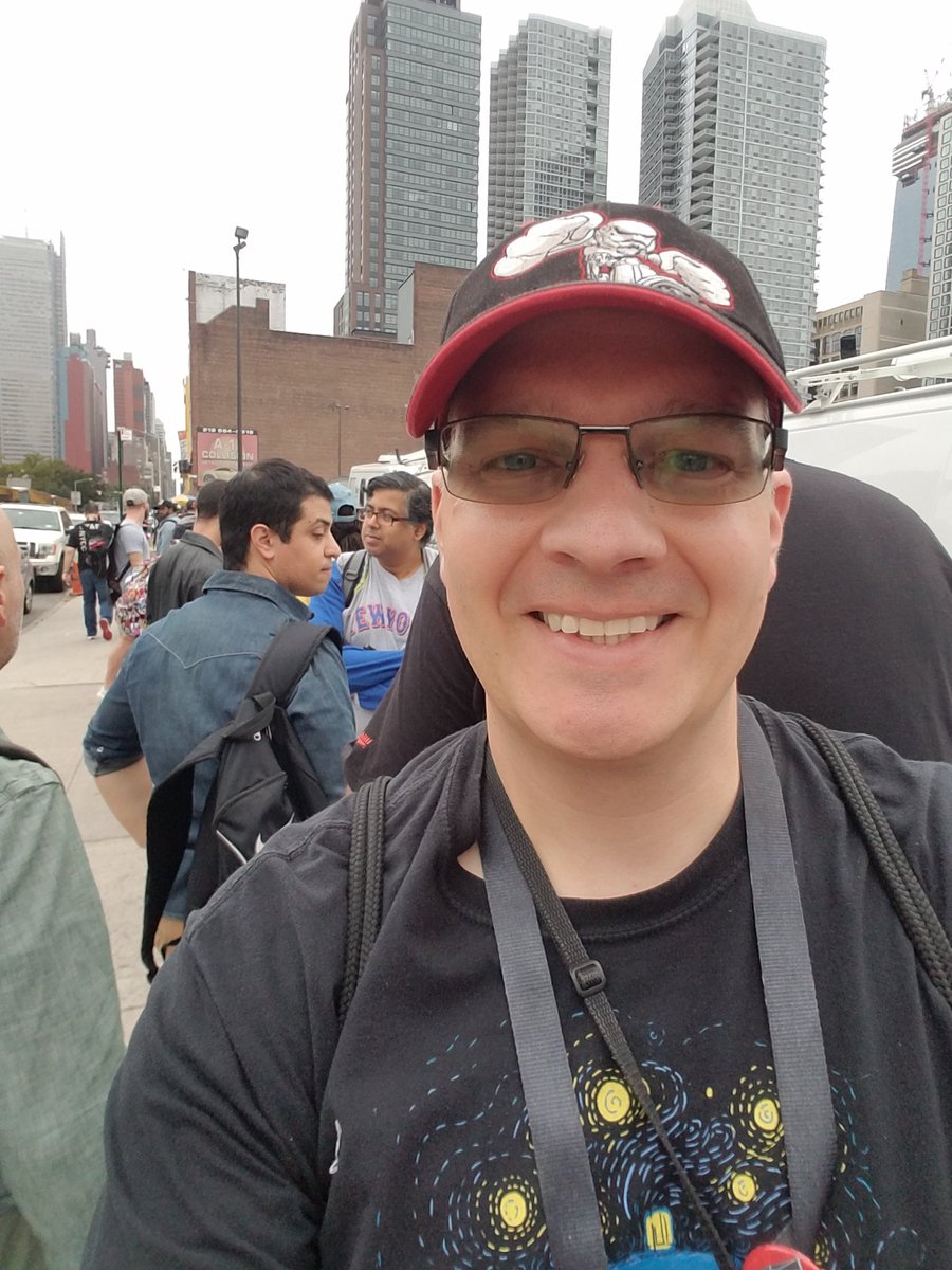 davezilko's tweet photo. #GEICOHero Alex Ross signing line https://t.co/a8T1lF4nRY
