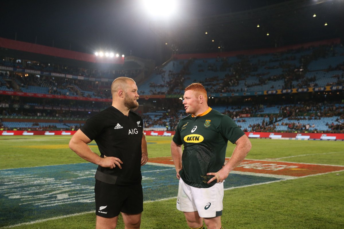 Springboks's tweet photo. After a great 80 minutes of rugby where there was nothing left out there, there is always room for some respect. #LoveRugby #Springbokgameday @MTNza @ASICS_ZA @FNBSA @CastleLagerSA https://t.co/tucuugqmGE