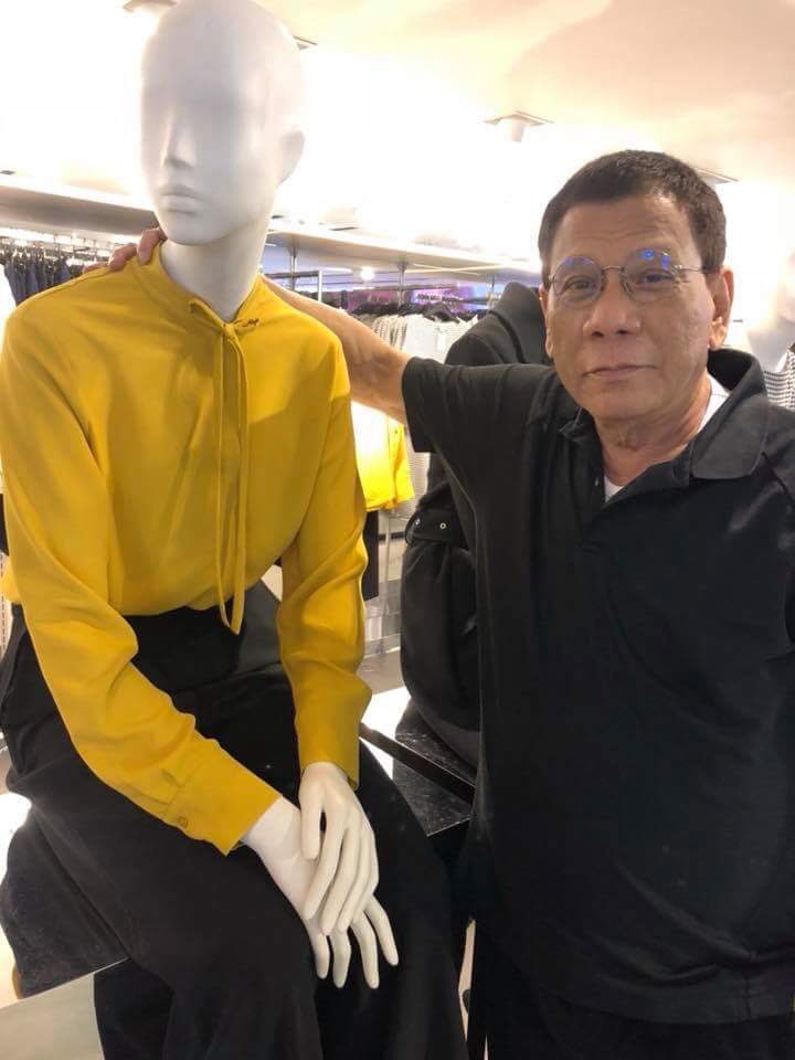 Duterte_Robredo's tweet photo. 💛 President Rody Duterte expressing his love for the yellows and dilawans. https://t.co/fHeN3nFsjE