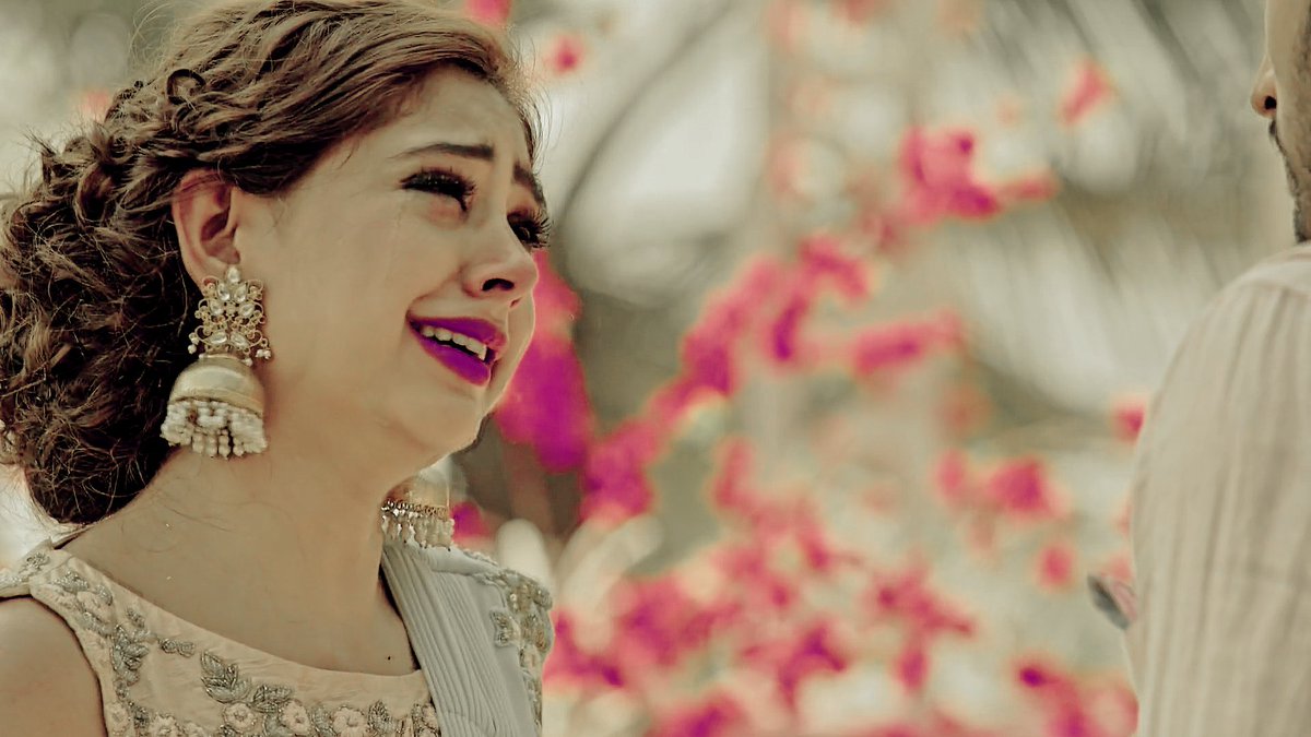 Gulshan_14's tweet photo. only he knew what he went through when he asked her to promise that her fireflies would glow again. his heart broke and hers shattered into million pieces. 😭💔 •epi 4• #kyyonvoot #MaNan https://t.co/p4jFkipZSh