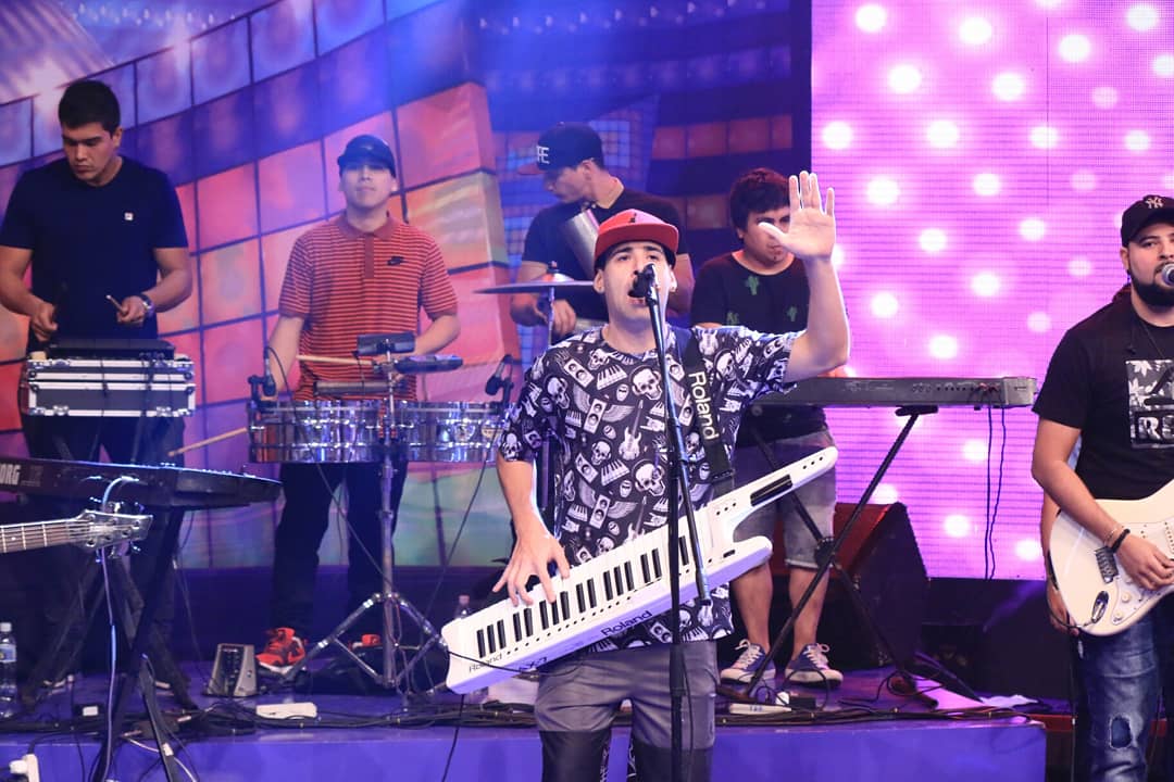 elgranshowpy's tweet photo. Y hoy hagamos el amor en medio de la guerra🎸🎶🎵
¡Las palmas arriba con #TalentoDelBarrio en el #GranShow de #latele! 😍👏💃 https://t.co/PNAnOVfFny