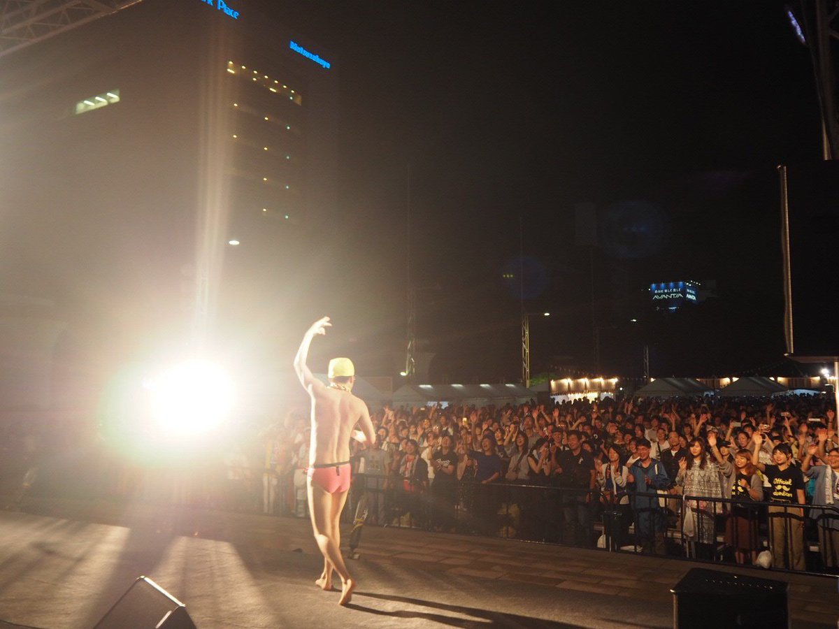 SEAMOjyukucho's tweet photo. そして25周年という事で、
このお方も駆け付けました。 #seamo #シーモネーター #seamonator #zip25th #エンゼルパーク地下駐車場で着替え https://t.co/BXL7HPoYFF