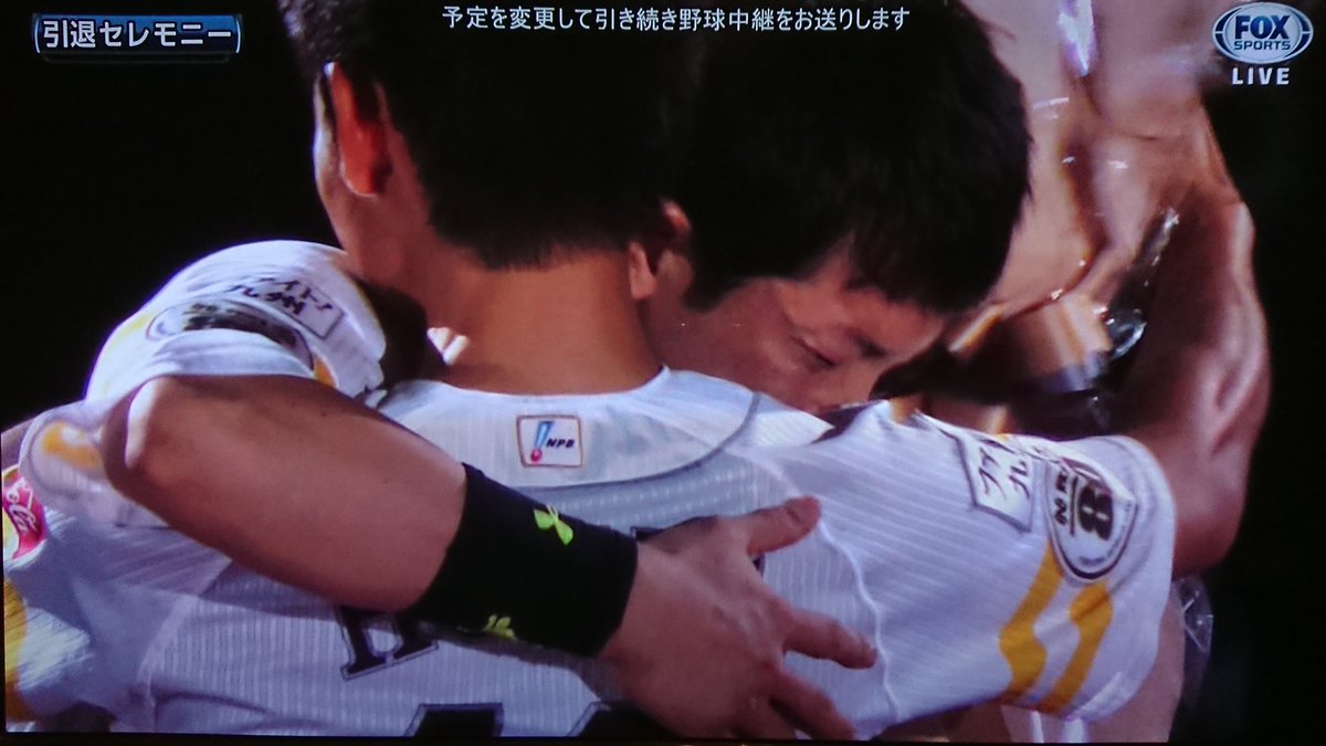 FOXSportsJP's tweet photo. ⚾️HAWKS BASEBALL PARK⚾️
😢本多雄一選手引退セレモニー😢
10月6日
花束贈呈③
#松田宣浩 選手
延長テロップ失礼しました。。。
#sbhawks #福岡ソフトバンクホークス #本多雄一 #本多雄一を忘れない https://t.co/LdDNSklPN9
