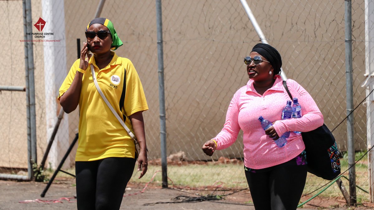 EquipWB's tweet photo. What now...!!! I though i was going to lead the cheer-leading team not her 🙄😰 #rkcfunfest https://t.co/cjyeoOhotR