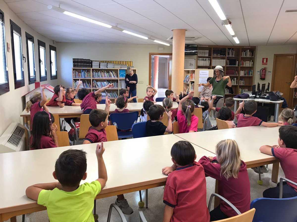 Escola_Agulla's tweet photo. Els alumnes de P5 han començat la unitat "El poble del Catllar". Per anar fent boca...hem visitat la biblioteca, l'Ajuntament i l'aulari de l ESO. Gràcies @Aj_ElCatllar per la vostra acollida i a les nostres acompanyants. #aprenem #entorn #catllar https://t.co/fvdoUFHlXH