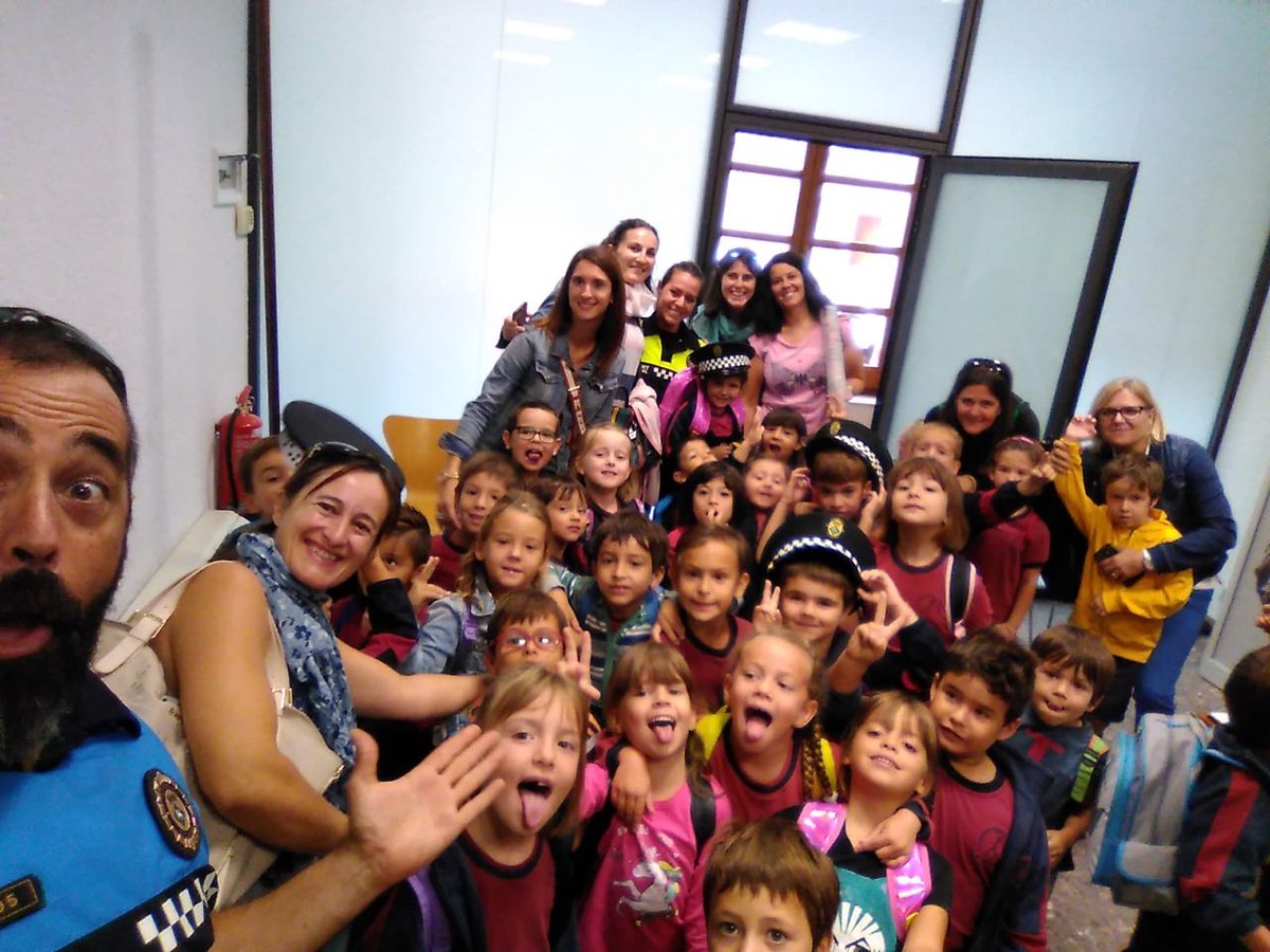 Escola_Agulla's tweet photo. Els alumnes de P5 han començat la unitat "El poble del Catllar". Per anar fent boca...hem visitat la biblioteca, l'Ajuntament i l'aulari de l ESO. Gràcies @Aj_ElCatllar per la vostra acollida i a les nostres acompanyants. #aprenem #entorn #catllar https://t.co/fvdoUFHlXH