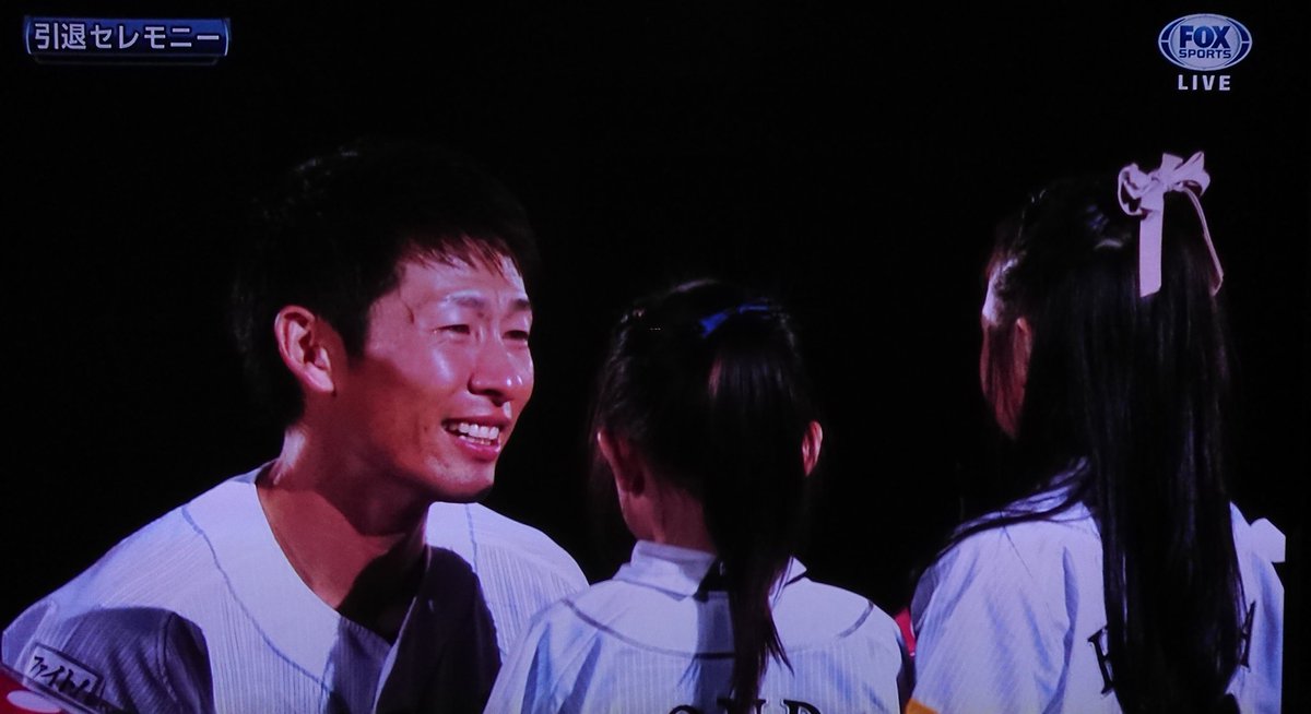 FOXSportsJP's tweet photo. ⚾️HAWKS BASEBALL PARK⚾️
😢本多雄一選手引退セレモニー😢
10月6日
花束贈呈④
2人の愛娘さんから😢
#sbhawks #福岡ソフトバンクホークス #本多雄一 #本多雄一を忘れない https://t.co/dZqbi90gFq