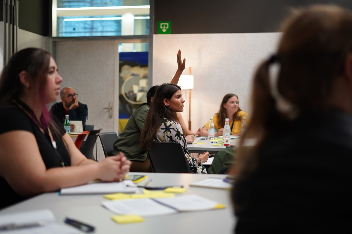 It's time for our Masterclasses! Mike Press and <a href="/HazeloneWhite/">Hazel White (she/her)</a>, from @openchangeuk, have directed a fast qualitative research exercise to demonstrate how an organisation's strategy can be developed and directed using user-centred design. #SDDBCN