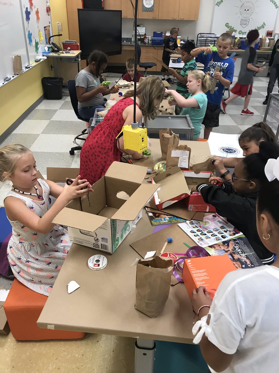 LESLionLab1's tweet photo. This week students in the #LESLionLab loved creating their 'Personality Portrait' designs. Just in time for the #CardboardChallenge #DayofPlay! Lots of fun.... nobody wanted to stop working 🙃 @imagination @BaltCoPS https://t.co/fB5ocX9Tci