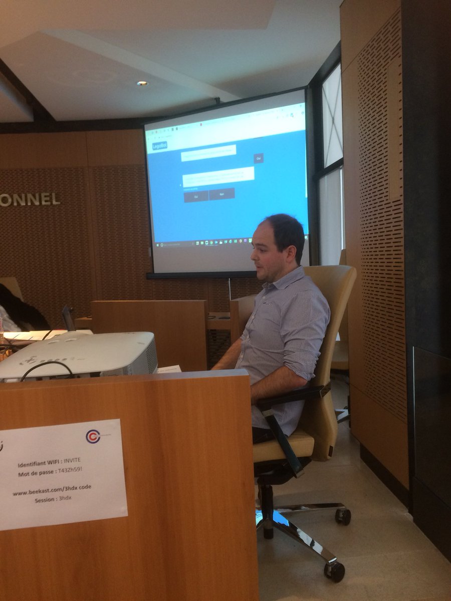 MarrauddesGrot's tweet photo. #SDLJ2018 : démo de #LegaBot, incubé par #barreau de #Paris, un #chatbot juridique informant le #justiciable sur ses #droits et générant le document juridique adéquat dans le cadre d’un #litige
#Legaltech @clubdesjuristes @parisbarincub https://t.co/BHsxhhXSlG